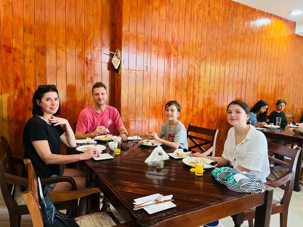 un groupe de personnes assises à une table dans un restaurant dans l'établissement The Cave, à Negombo