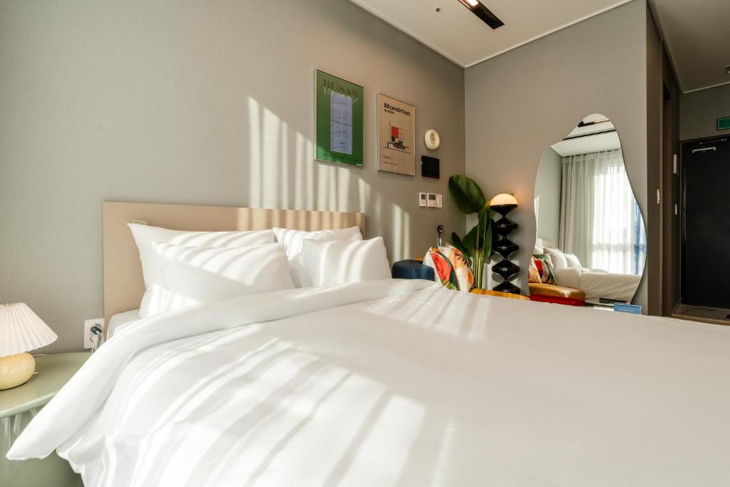 Postel nebo postele na pokoji v ubytování Radiant Nampo Hotel