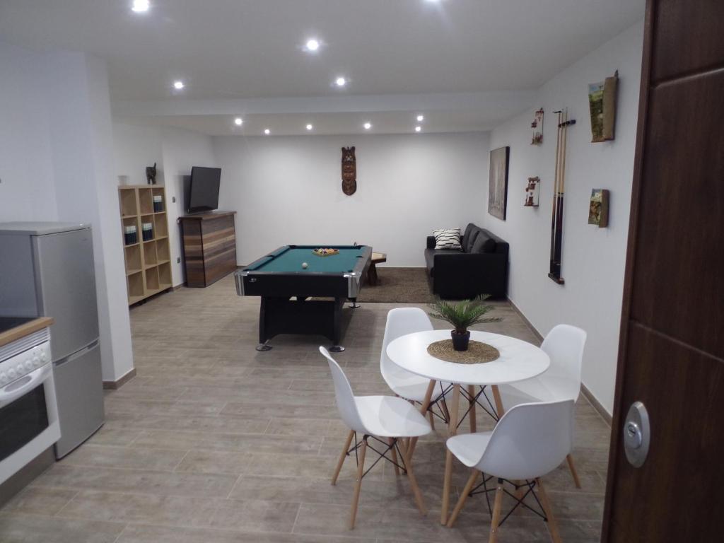 salon ze stołem do ping ponga i salonem w obiekcie Apartamento Buen Dia airport Malaga- playa-Torremolinos w Maladze