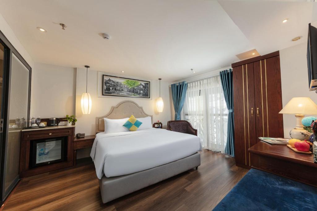 Postel nebo postele na pokoji v ubytování Hanoi Calista Hotel & Spa