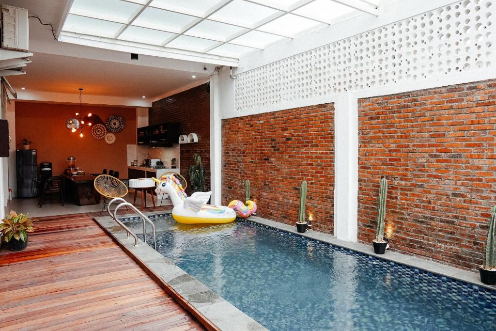 uma piscina com um pato insuflável numa casa em Emka Villa Traditional Minimalist em Malang