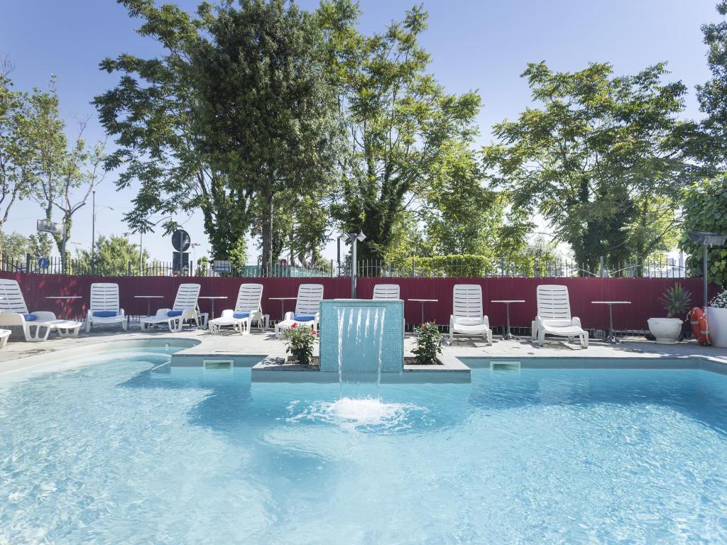 Bazén v ubytování Hotel Bikini nebo v jeho okolí