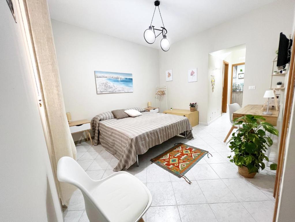 モンレアーレにあるLa casa di Angelaのベッドルーム1室(ベッド1台付)、リビングルームが備わります。