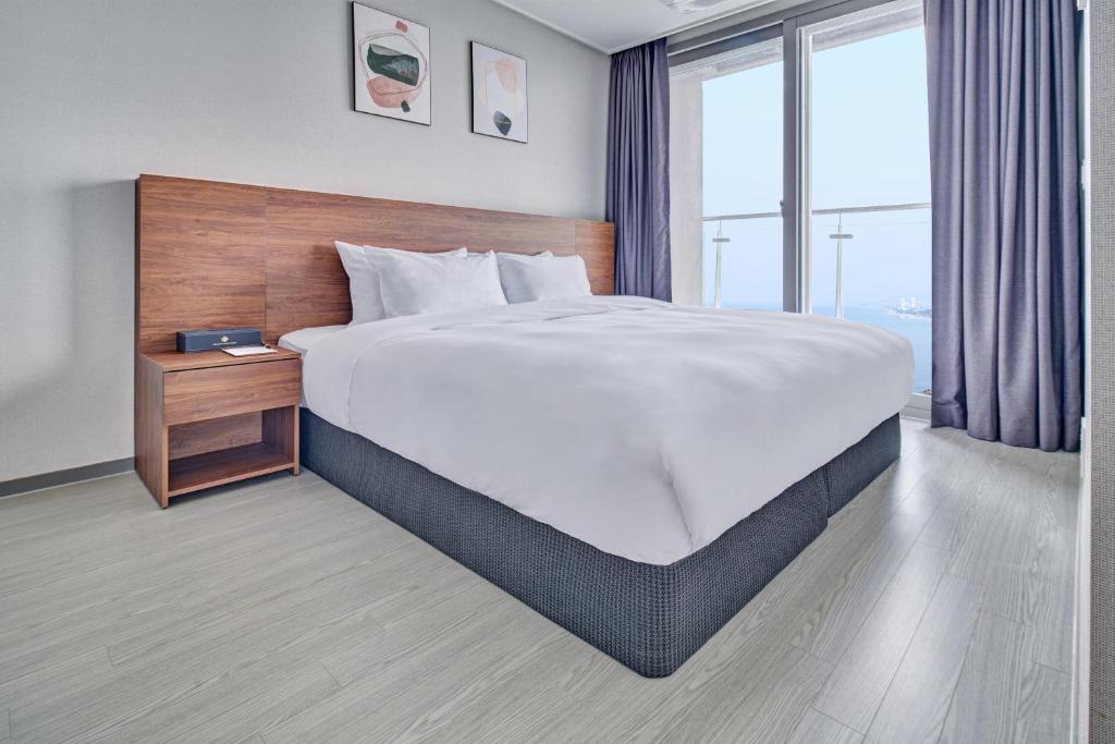 Postel nebo postele na pokoji v ubytování Gangneung Chonpines Ocean Suites Hotel
