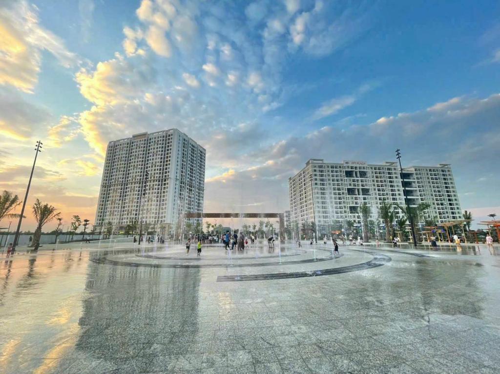 una fuente en una plaza frente a dos edificios en FPT Plaza 2 en Da Nang