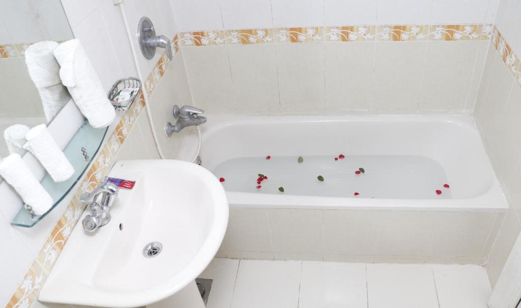 科克斯巴扎爾的住宿－Coral Reef Cox's Bazar，白色的浴室设有浴缸和水槽。