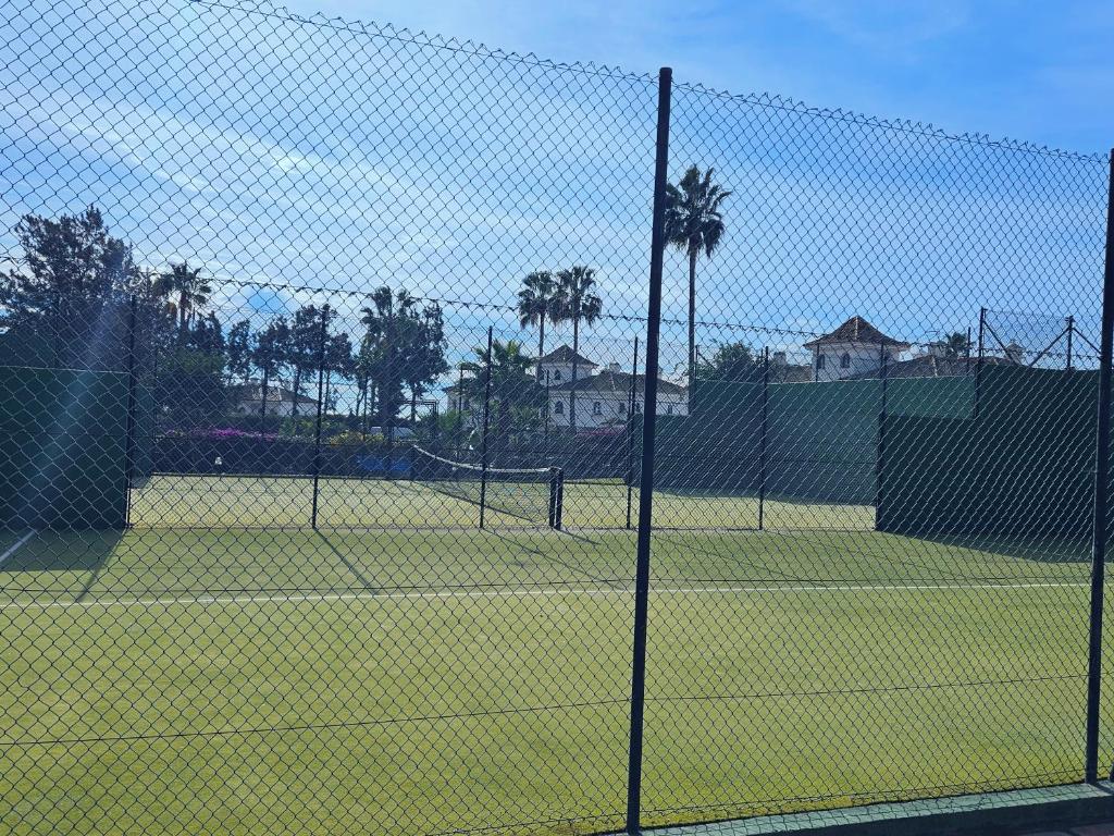 Tenis alebo squash v ubytovaní Duquesa Suites - superb Sea views & overlooking pool alebo jeho okolí