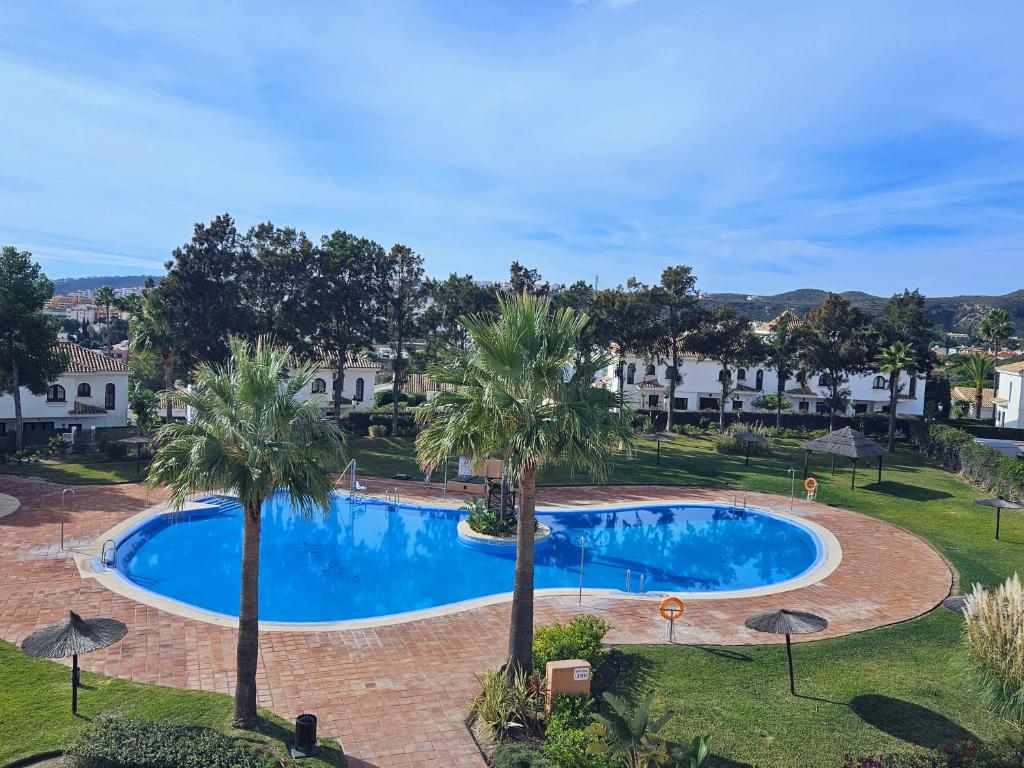 Bazén v ubytovaní Duquesa Suites - superb Sea views & overlooking pool alebo v jeho blízkosti