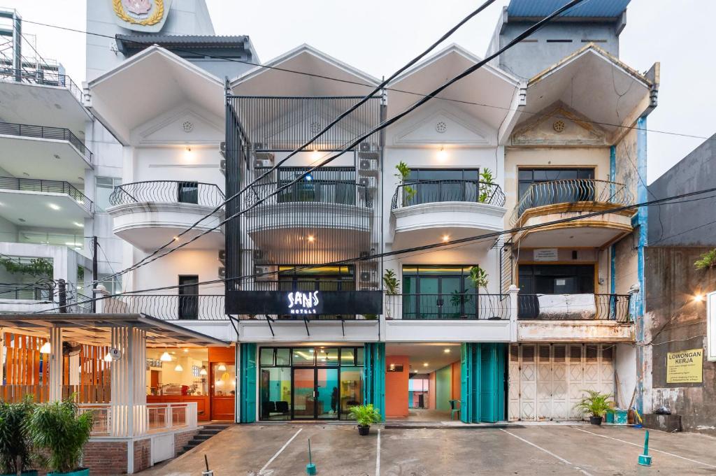 ein Apartmenthaus mit Balkon in einer Stadt in der Unterkunft Sans Hotel Suryakencana Bogor in Bogor