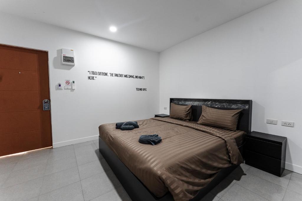 Postel nebo postele na pokoji v ubytování Apollo Hotel Chalong
