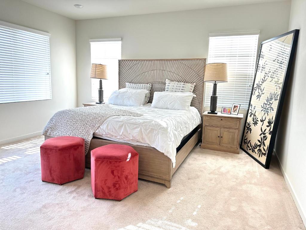 1 dormitorio con 1 cama con 2 taburetes rojos en Ontario Mills & Claremont colleges single Villa en Upland