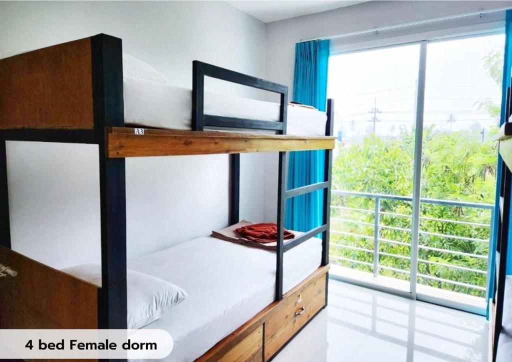 Postel nebo postele na pokoji v ubytování Theppahrak Hostel Khaolak