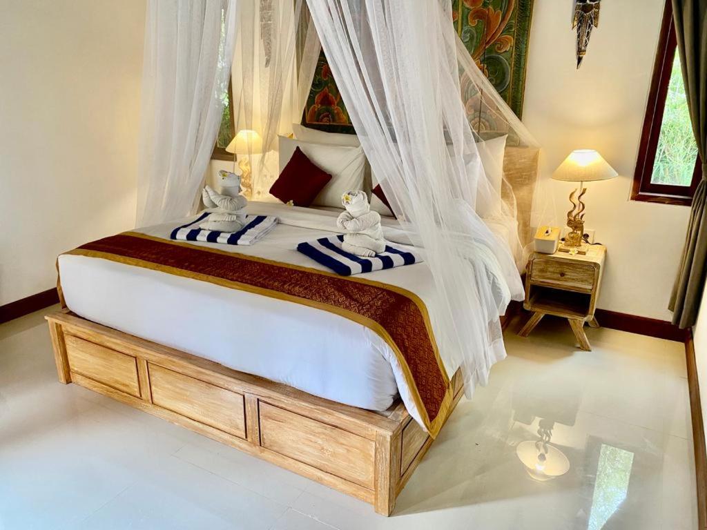 Postel nebo postele na pokoji v ubytování Sridewi Villas Ubud