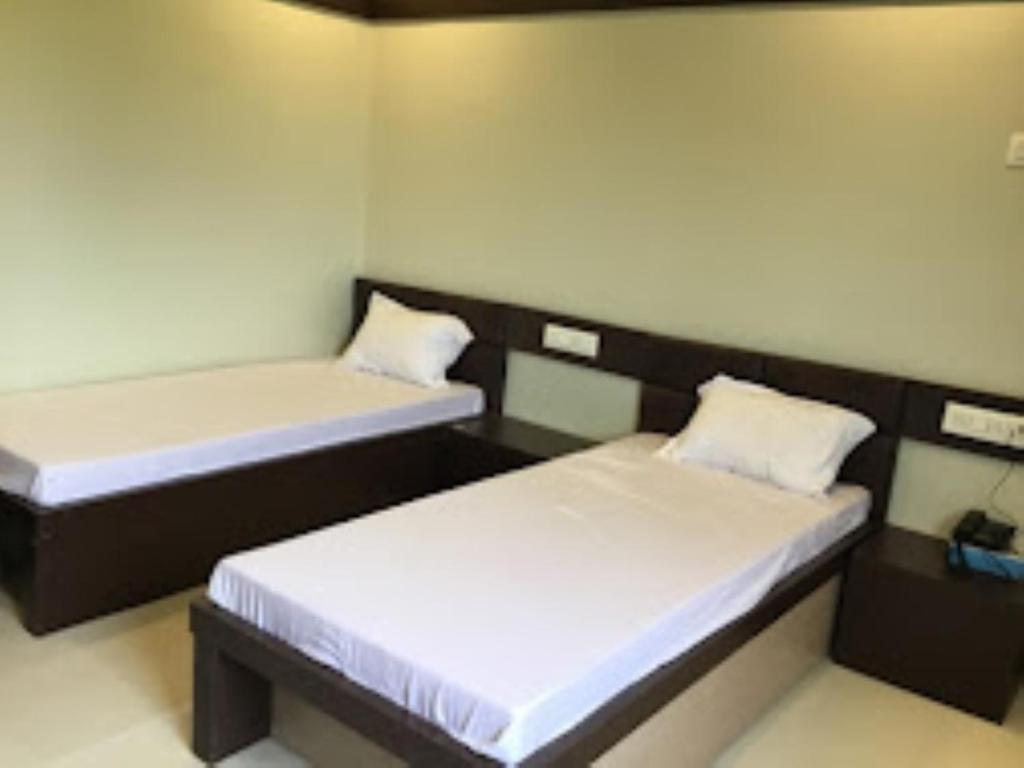 Krevet ili kreveti u jedinici u objektu V Executive Hotel,Shivani