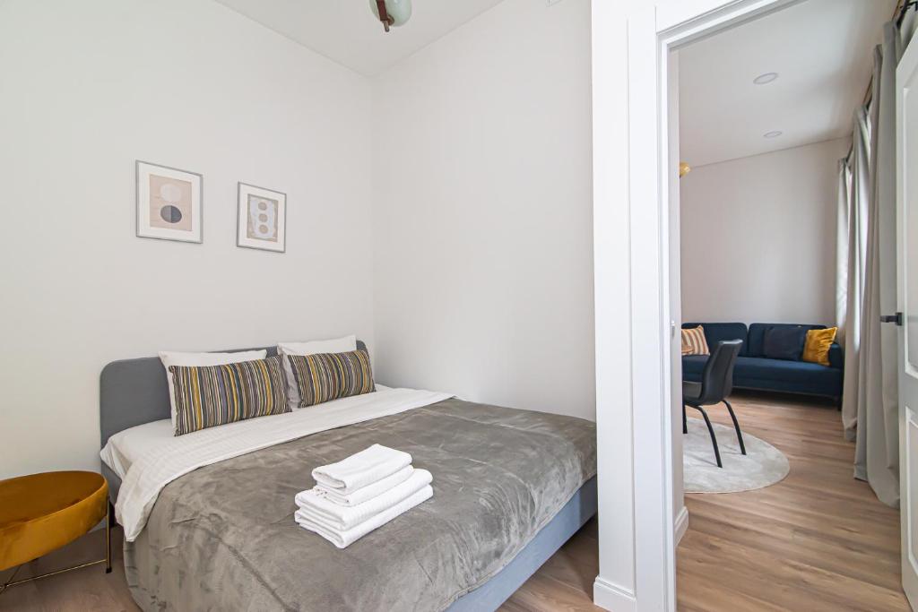 En eller flere senger på et rom på New & Stylish Old Town Apartment by URBAN RENT