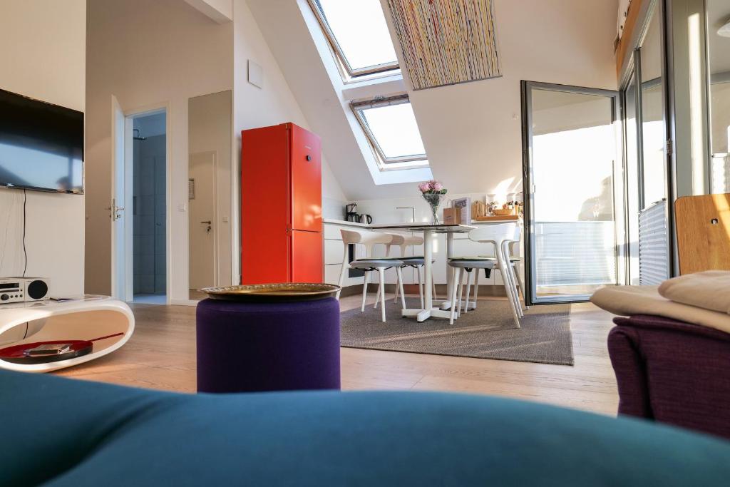 Il comprend une cuisine et un salon avec une table et des chaises. dans l'établissement Ostsee - Appartement Nr 91 "Panta Rhei" im Strand Resort, à Heiligenhafen