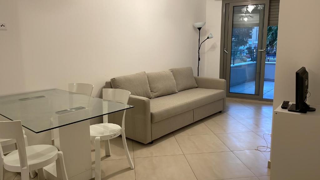 un salon avec un canapé et une table dans l'établissement TreG5, à Menton