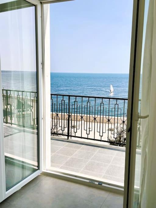 a room with a view of the ocean from a balcony at L'Ancora appartamenti 3 in Giovinazzo