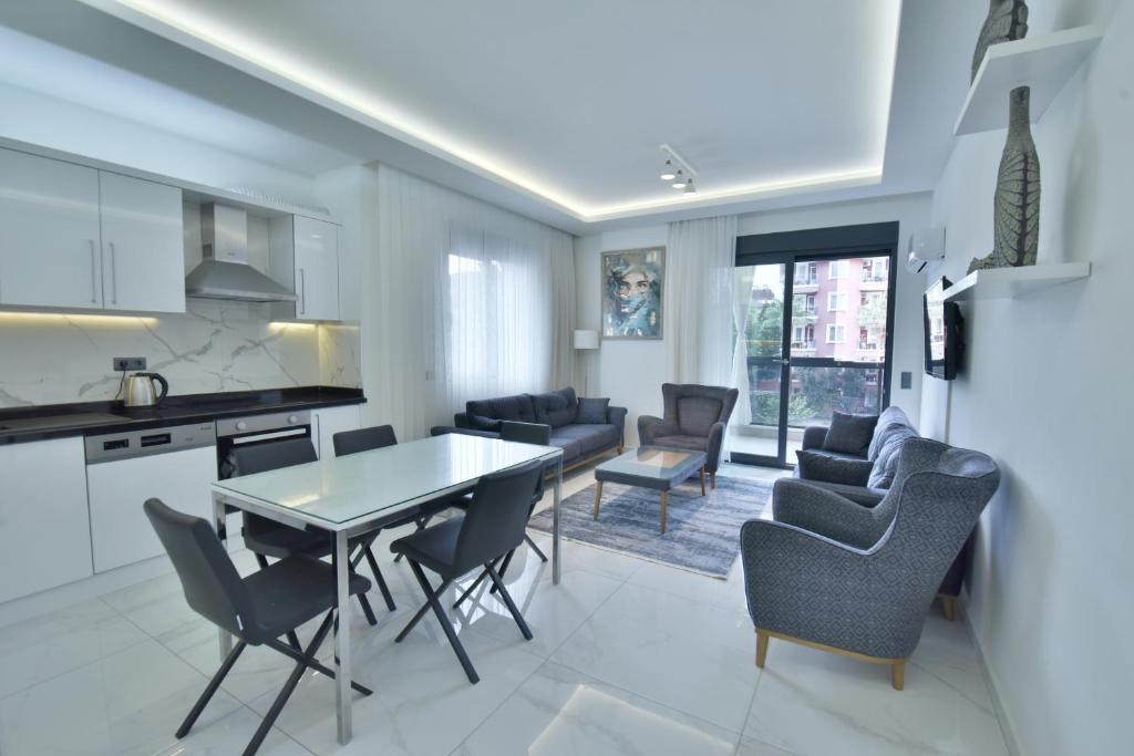a kitchen and living room with a table and chairs at Апартаменты Best Home 26 Cleopatra Legacy No 8 in Alanya