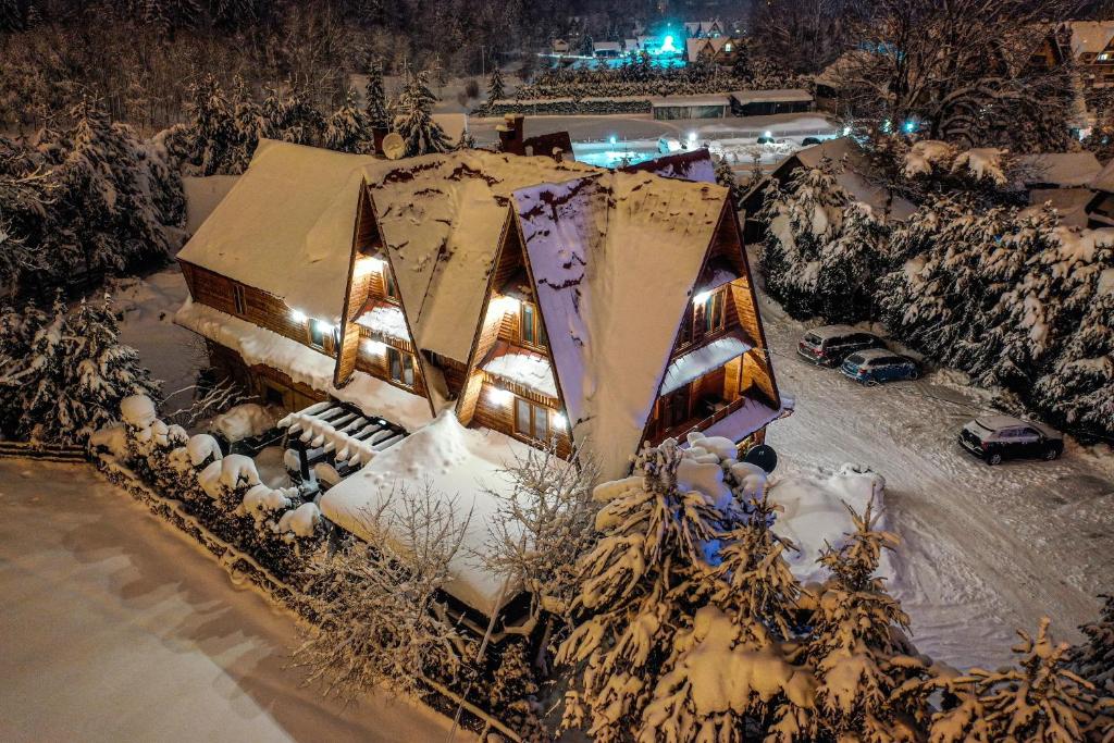 ビャウカにあるApartamenty u Rusinaの雪に覆われた建物