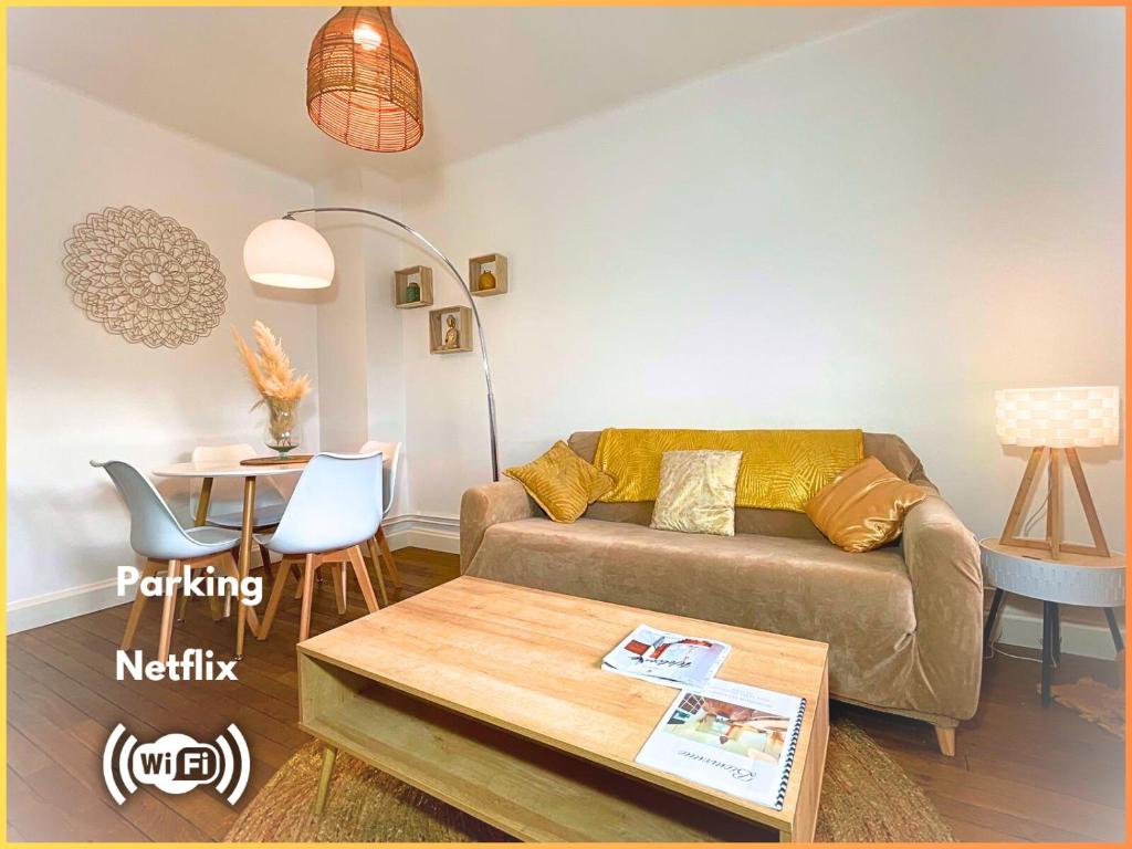 - un salon avec un canapé et une table dans l'établissement Promenade de la Digue, à Verdun-sur-Meuse