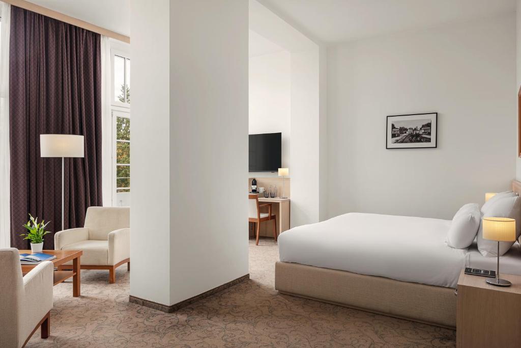 TV a/nebo společenská místnost v ubytování Harvey Spa Hotel