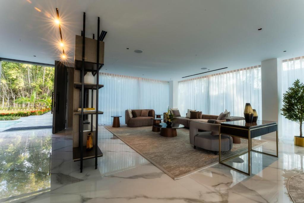 Posezení v ubytování Nurai Water Villa By Luxury Explorers Collection