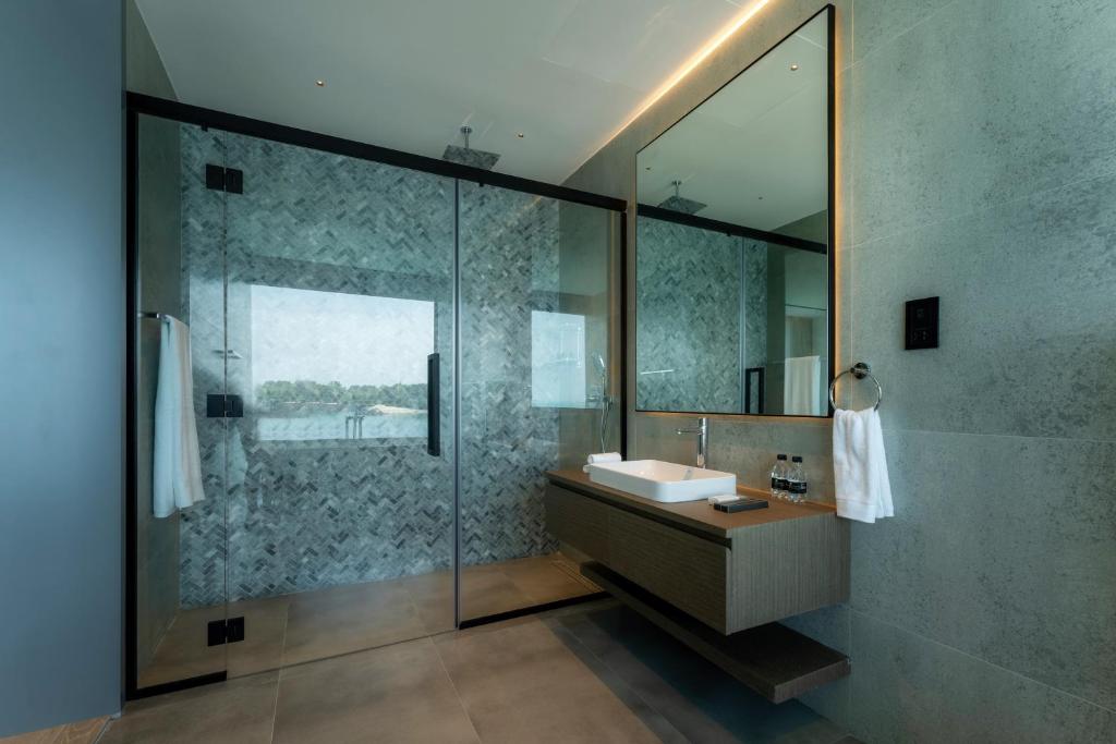 Koupelna v ubytování Nurai Water Villa By Luxury Explorers Collection