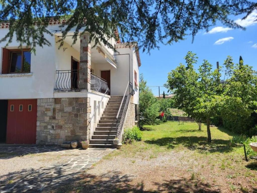 eine Villa mit einer Treppe, die zu einem Haus führt in der Unterkunft Le Cèdre in Les Vans