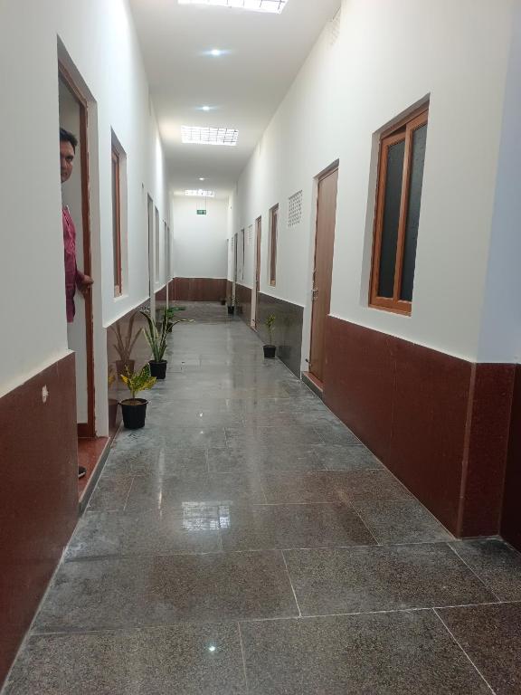 an empty hallway of a hospital with a hallway at Bhanwar Villa Guest House in Pāl