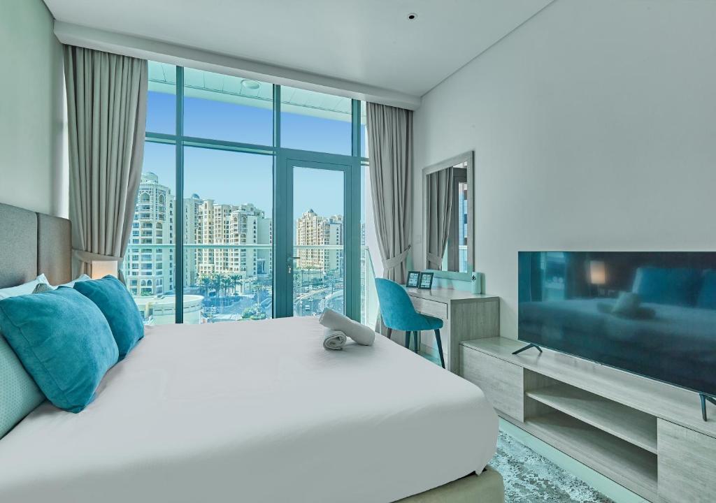 TV a/nebo společenská místnost v ubytování First Class Apartments in Seven Palm with direct Access to the West Palm Beach and Nakheel Mall