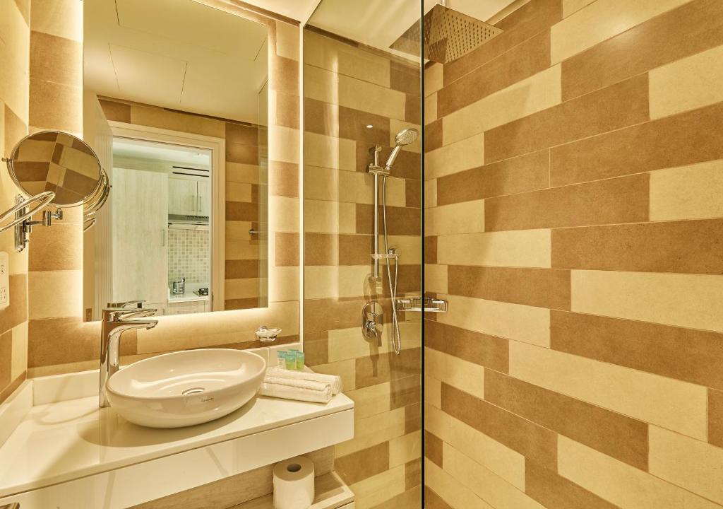 Koupelna v ubytování First Class Apartments in Seven Palm with direct Access to the West Palm Beach and Nakheel Mall