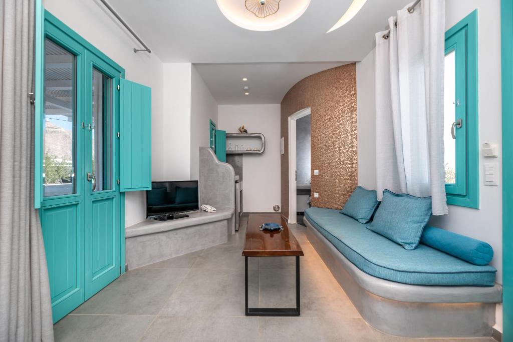 TV a/nebo společenská místnost v ubytování Santa Irina Luxury Sunny Lofts