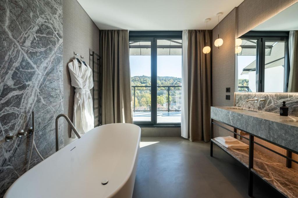 Bilik mandi di DUPARC Contemporary Suites