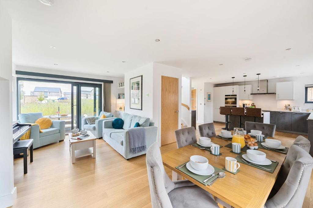 ein Esszimmer und ein Wohnzimmer mit Tisch und Stühlen in der Unterkunft Equinox in Dorchester