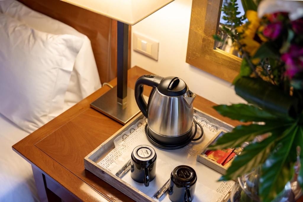 Příslušenství pro přípravu čaje a kávy v ubytování Hotel Venice Resort Airport