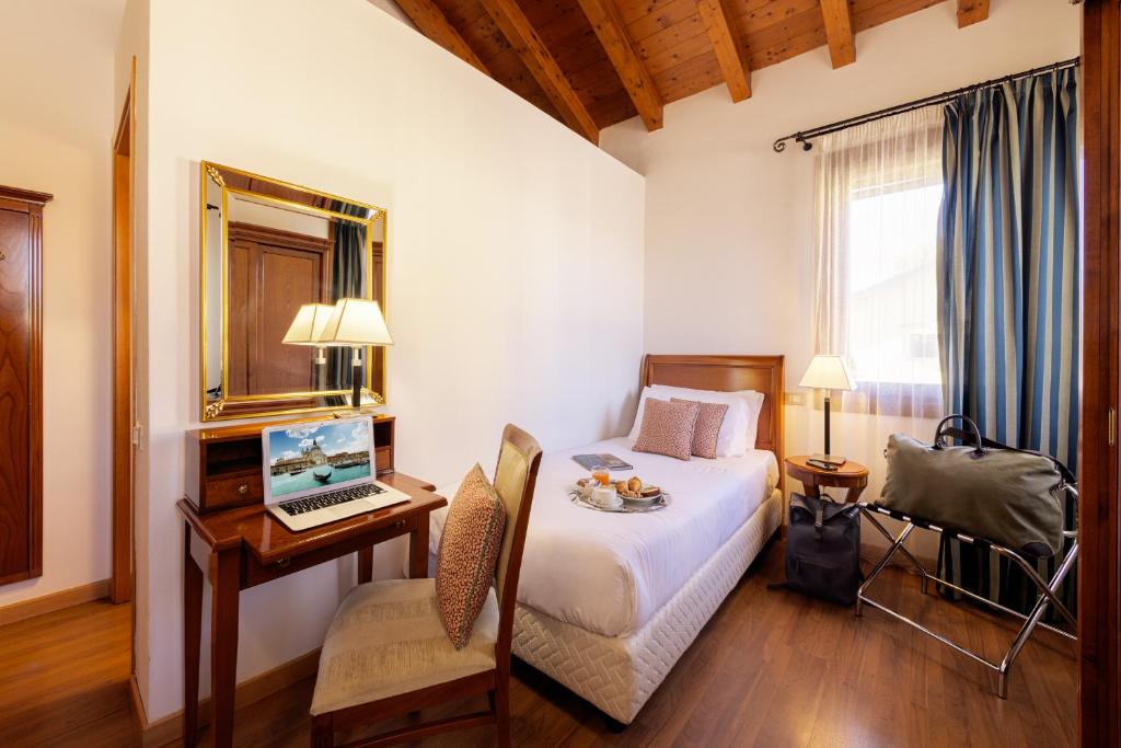 Postel nebo postele na pokoji v ubytování Hotel Venice Resort Airport