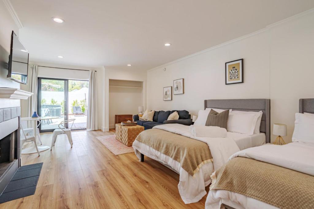 een slaapkamer met 2 bedden en een woonkamer bij Elegant Guest unit Universal sleeps 6 hot tub in Los Angeles