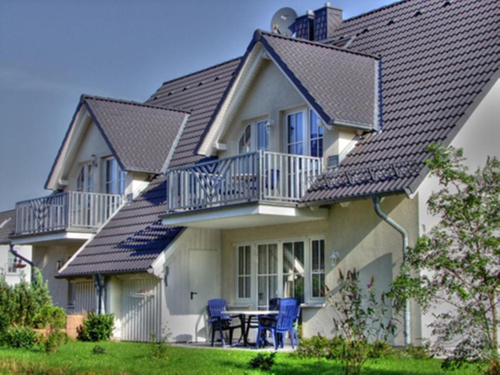 ein Haus mit einem Tisch und Stühlen davor in der Unterkunft Familienurlaub Natur- & Zentrumsnah im Granitzhof App 03 in Binz