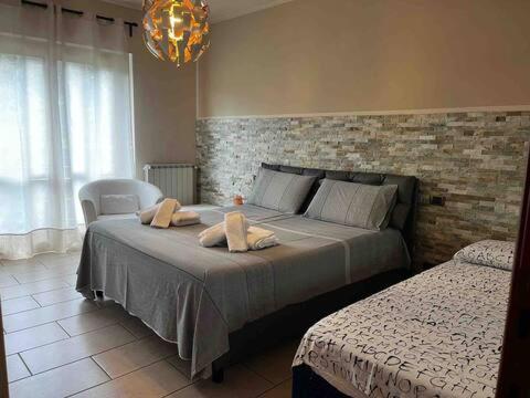 Een bed of bedden in een kamer bij CASA MIA: appartamento con ogni comfort