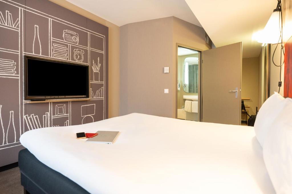 TV a/nebo společenská místnost v ubytování ibis Geneve Centre Lac