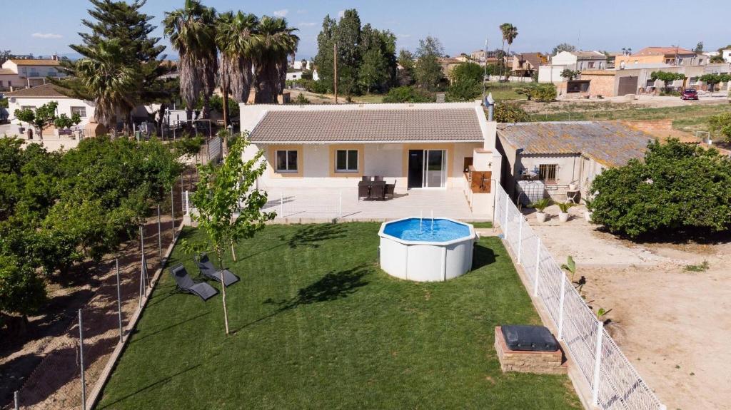 an overhead view of a backyard with a hot tub at Aimar - Casa en Deltebre con jardín, piscina privada y barbacoa - Deltavacaciones in Deltebre