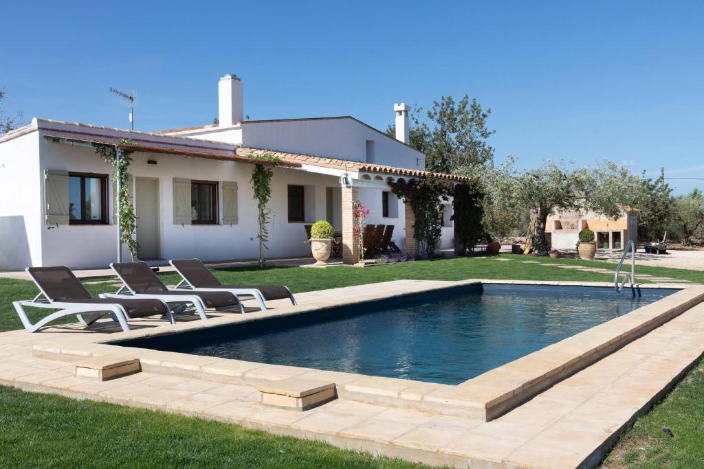 una piscina en el patio de una casa en Santolina - Casa Rural en l'Ampolla con piscina privada, jardín y barbacoa - Deltavacaciones, en L'Ampolla