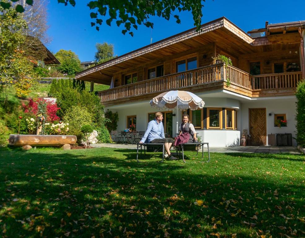 En hage utenfor CHALET KITZBICHL, your Holiday Hideaway by Belle Stay