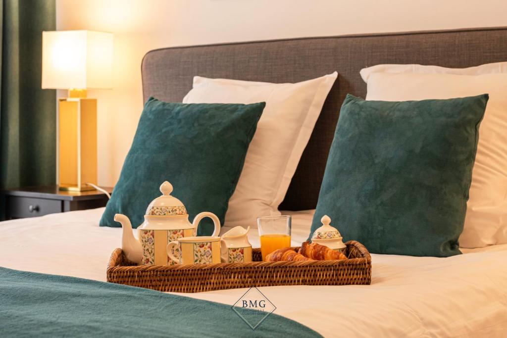 un plateau de nourriture et de boissons sur un lit dans l'établissement Disneyland Résidence Bmyguest, à Serris