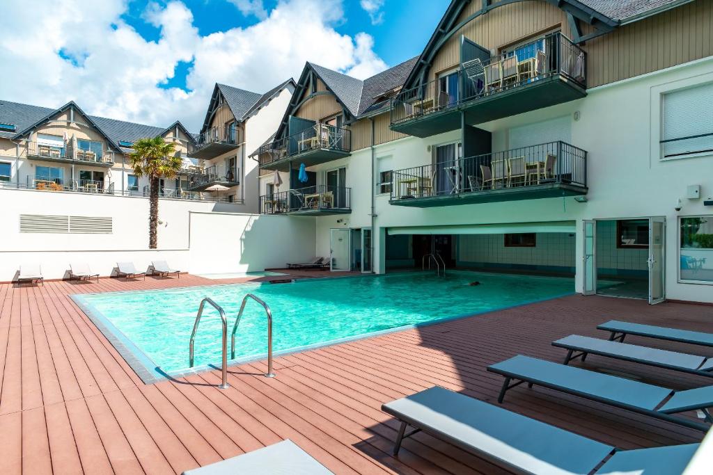 une piscine au milieu d'un immeuble dans l'établissement Liorzh - Appt proche plage idéal pour familles, à Bénodet