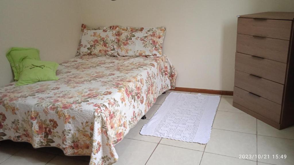 Dormitorio pequeño con cama y vestidor en Quarto individual com cama de casal, en Mariana