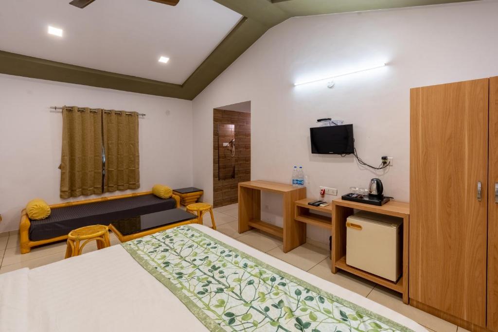 TV a/nebo společenská místnost v ubytování Saavaj Resort, Sasan Gir - Where Wilderness Meets Luxury