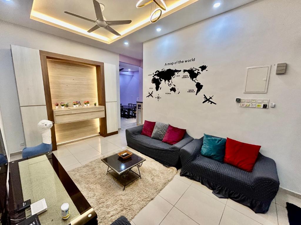 ein Wohnzimmer mit 2 Sofas und einer Weltkarte an der Wand in der Unterkunft Home36#8pax#4bedroom#NearAeonAlma#Mcd in Bukit Mertajam