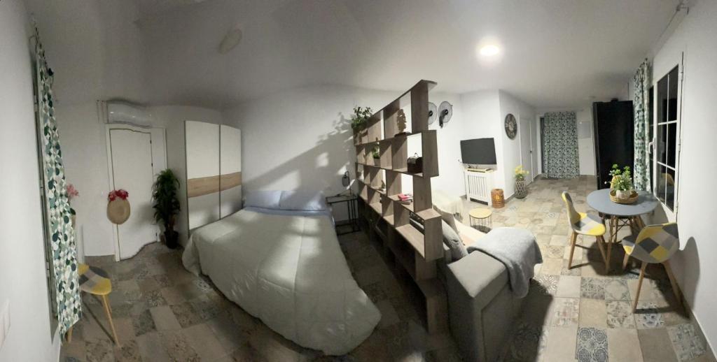 1 dormitorio con cama, sofá y mesa en LOFT EN PATIO DE CASA TÍPICA DE PUEBLO, en Villafranca de Córdoba